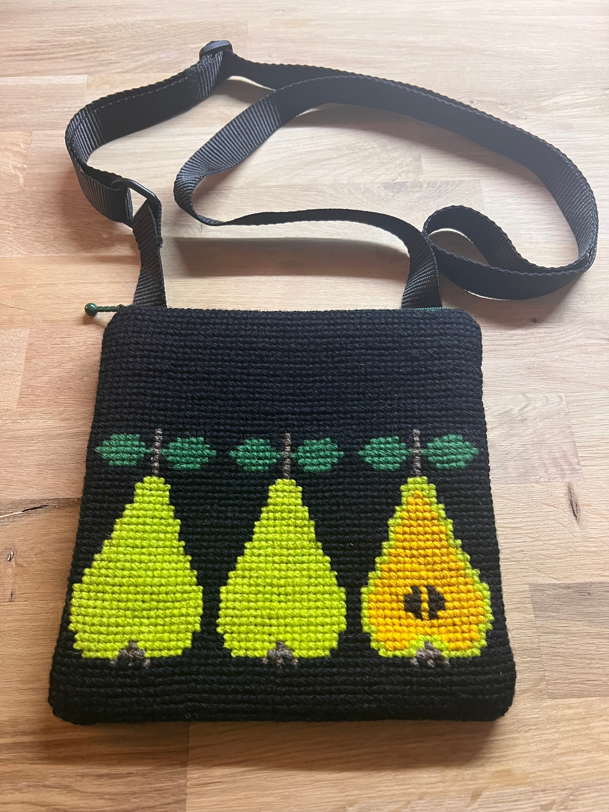 Handgjord unik axelremsväska, päron svart