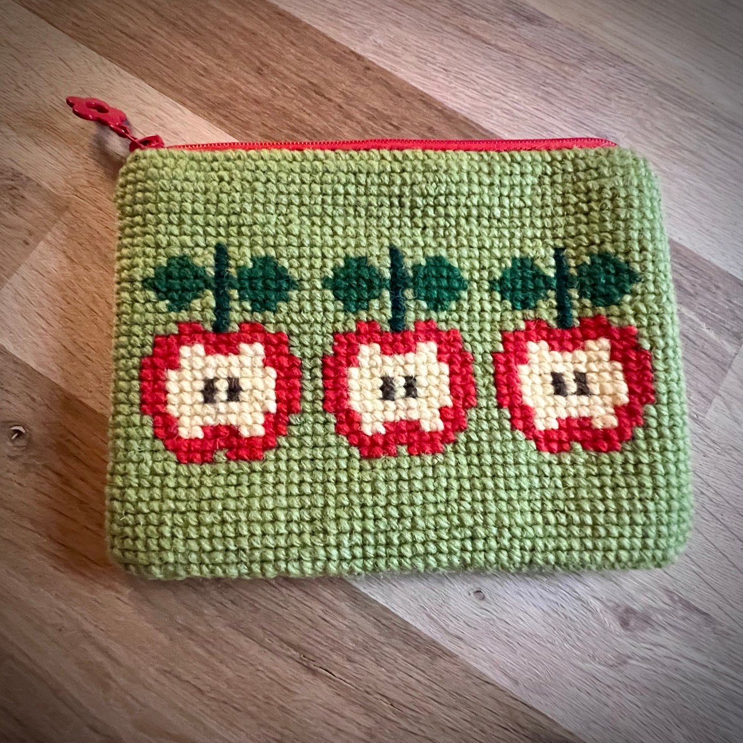 Handgjord unik börs, 3 äpplen röd/grön