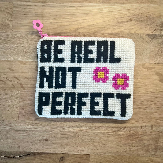 Handgjord unik börs ”be real, not perfect” vit 12x14cm