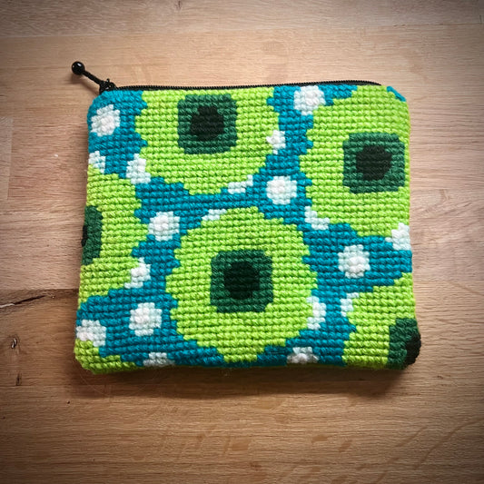 Handgjord unik börs, ”blommor & bär” gröna nyanser