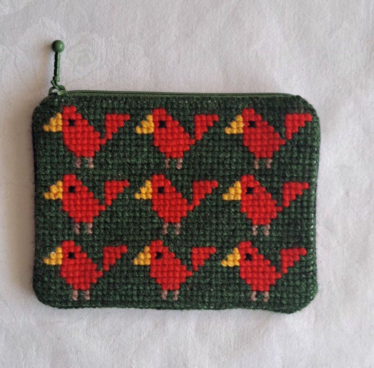 Handgjord unik börs, fina finkar, grön/röd – xrosstitch.se