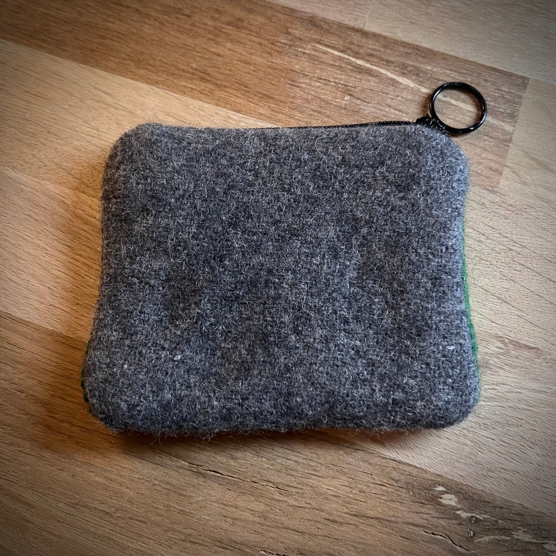 Handgjord unik börs, grön/röd i retrostil med löv