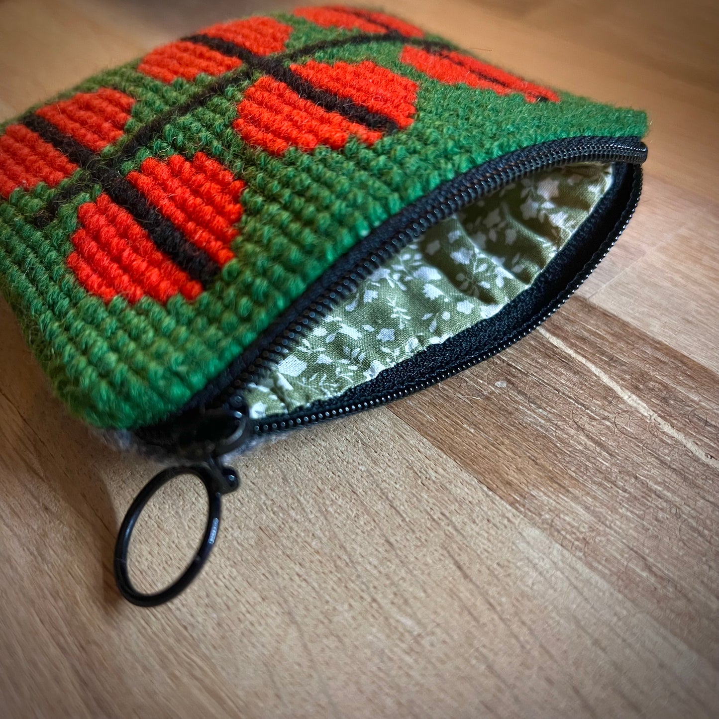 Handgjord unik börs, grön/röd i retrostil med löv