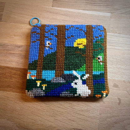 Handgjord unik börs, hare i svampskogen