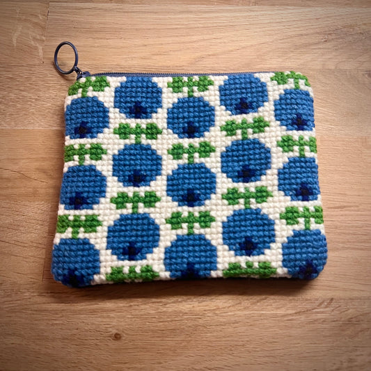 Handgjord unik börs, blåbär i retrostil, vit