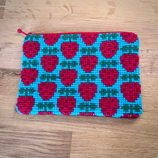 Handgjord unik börs, ”jordgubbslandet” turkos 18x13cm