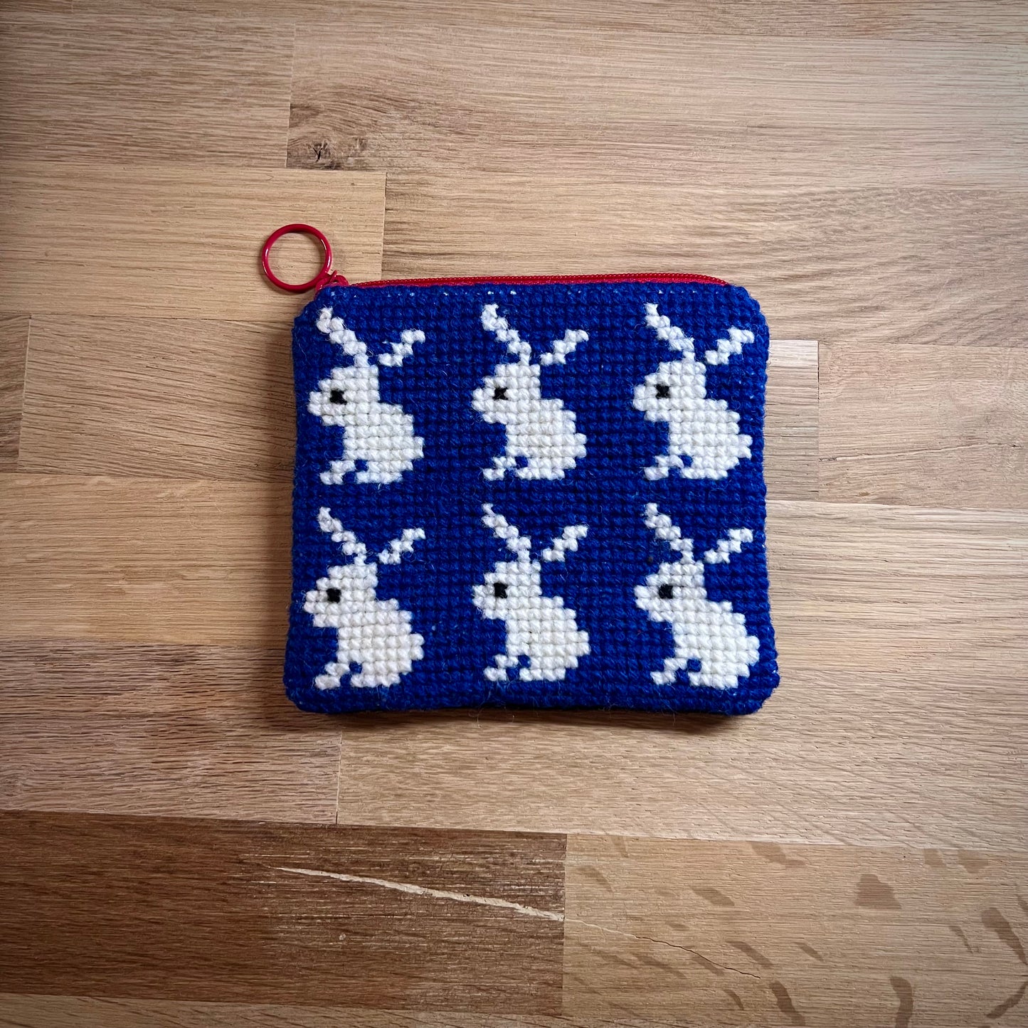 Handgjord unik börs, kaniner, mörkblå/vit/röd 12,5x11cm