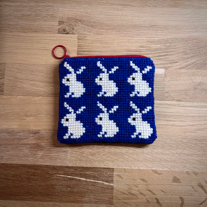 Handgjord unik börs, kaniner, mörkblå/vit/röd 12,5x11cm