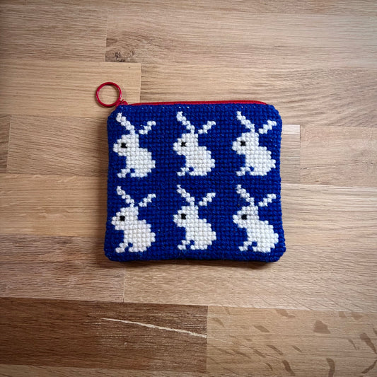 Handgjord unik börs, kaniner, mörkblå/vit/röd 12,5x11cm