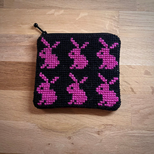 Handgjord unik börs, kaniner, svart/cerise 12,5x11cm