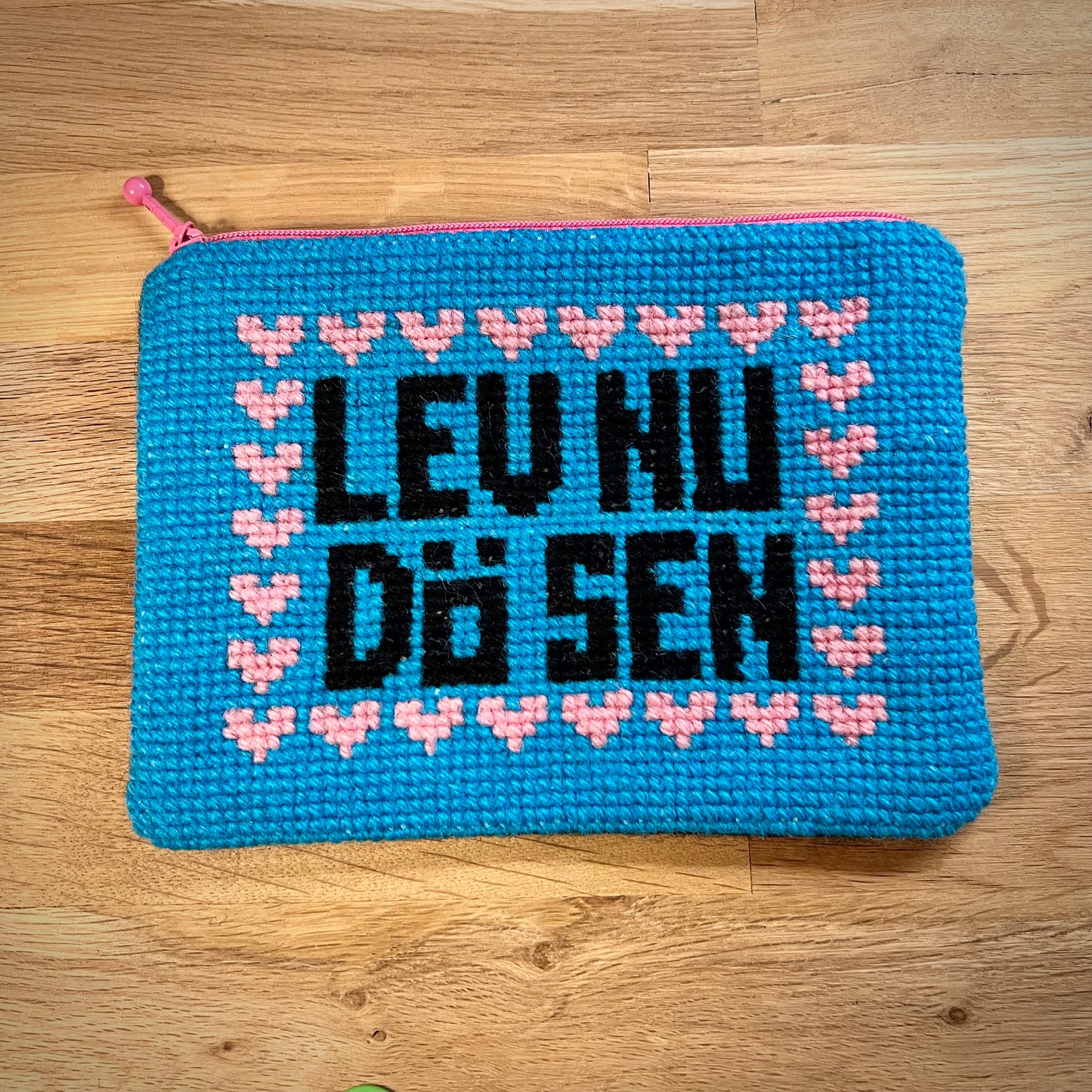 Handgjord unik börs, ”lev nu, dö sen” grå 18x15cm