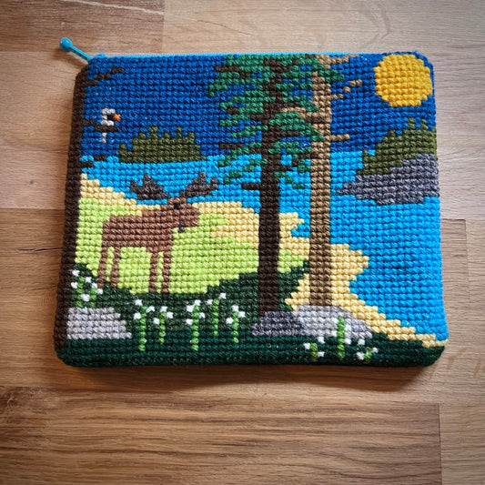 Handgjord unik börs, älg ”dags för ett dopp” 19x16cm