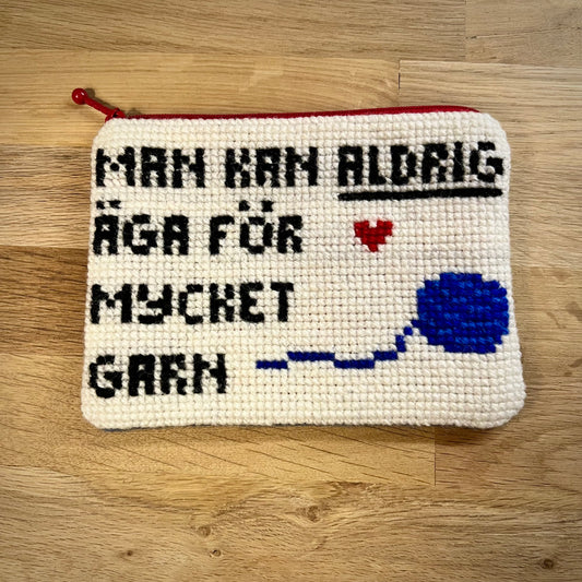 Handgjord unik börs, ”man kan aldrig äga för mycket garn” 17x12,5cm