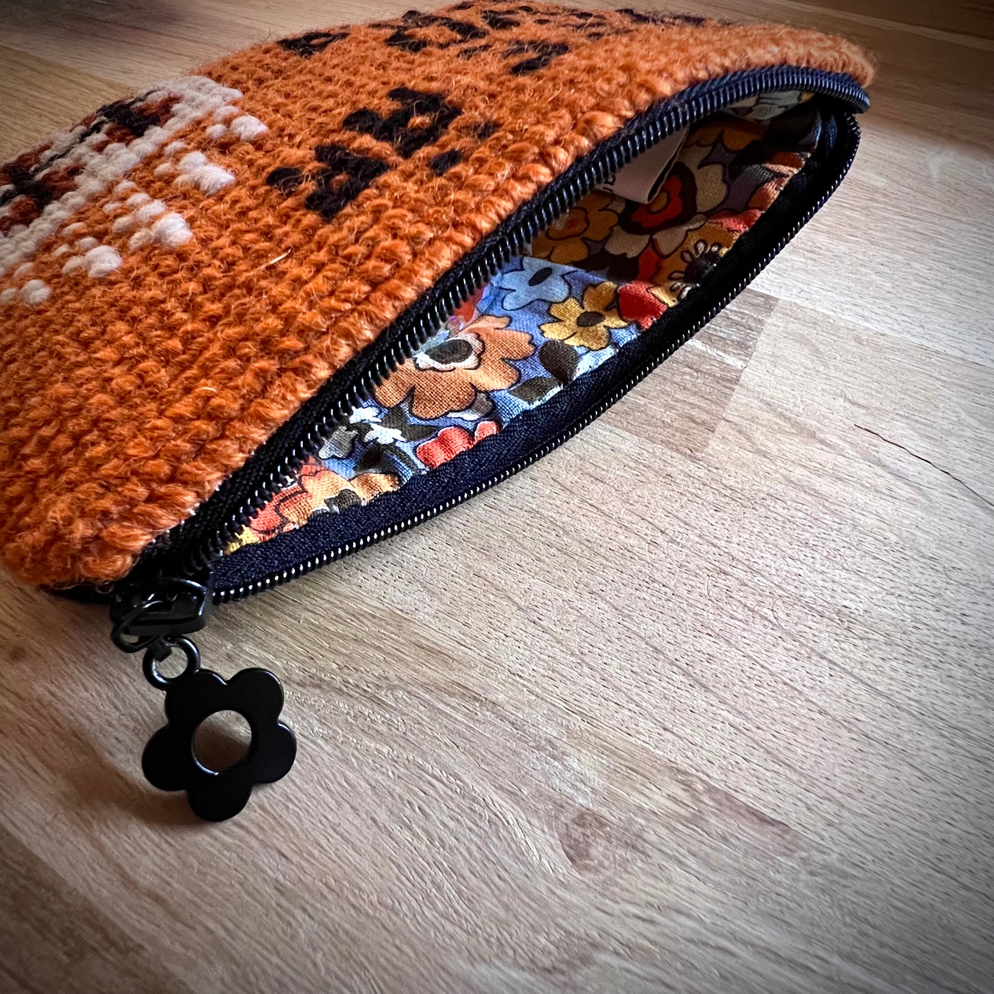 Handgjord unik börs, med text ”kaffe är alltid en bra idé” orange