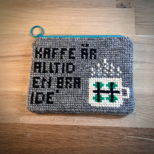 Handgjord unik börs, med text ”kaffe är alltid en bra idé” grå