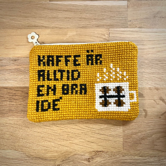 Handgjord unik börs, med text ”kaffe är alltid en bra idé” mörkgul 15,5x11cm