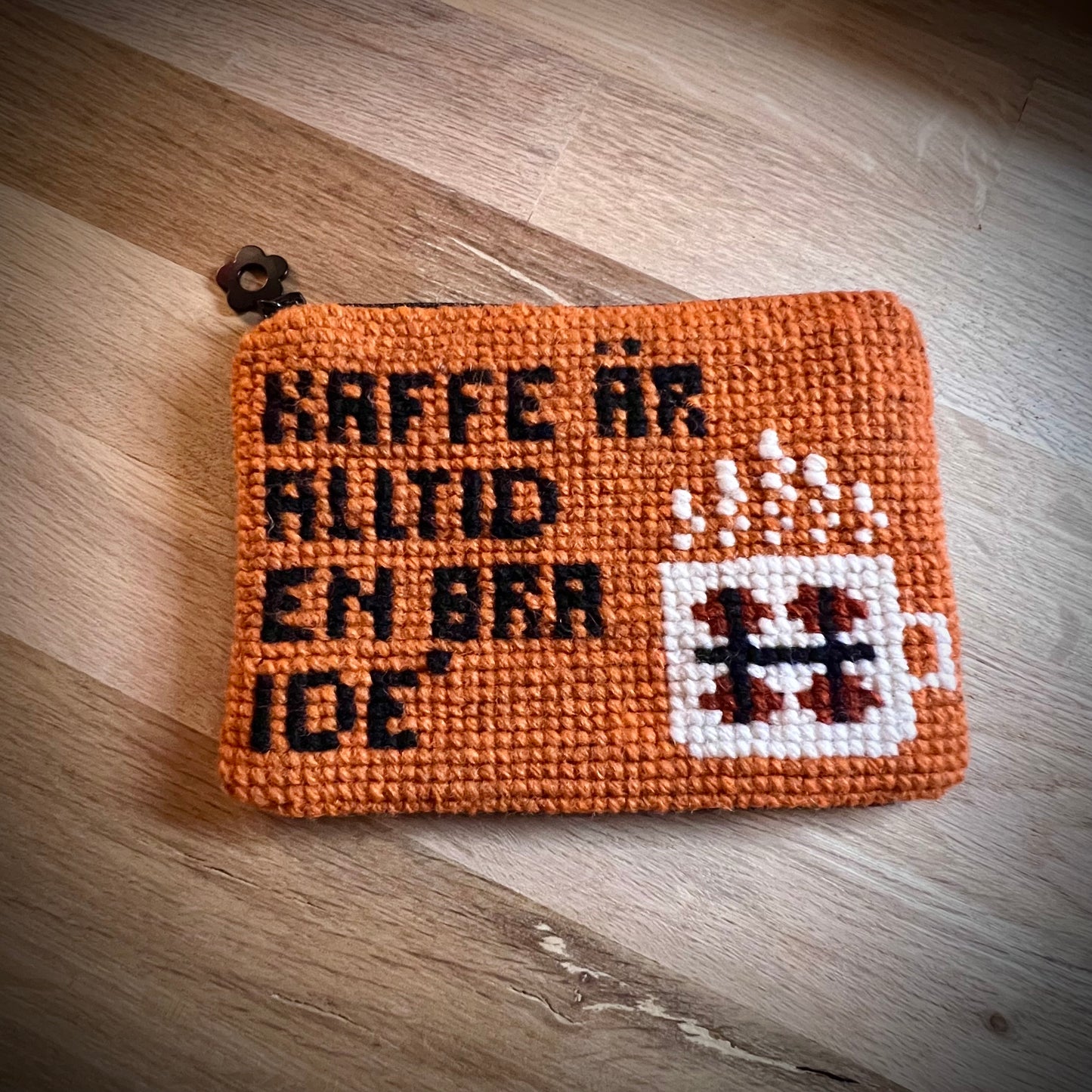 Handgjord unik börs, med text ”kaffe är alltid en bra idé” orange
