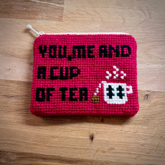 Handgjord unik börs, med text ”you me,and a cup of tea” röd 13,5x11cm