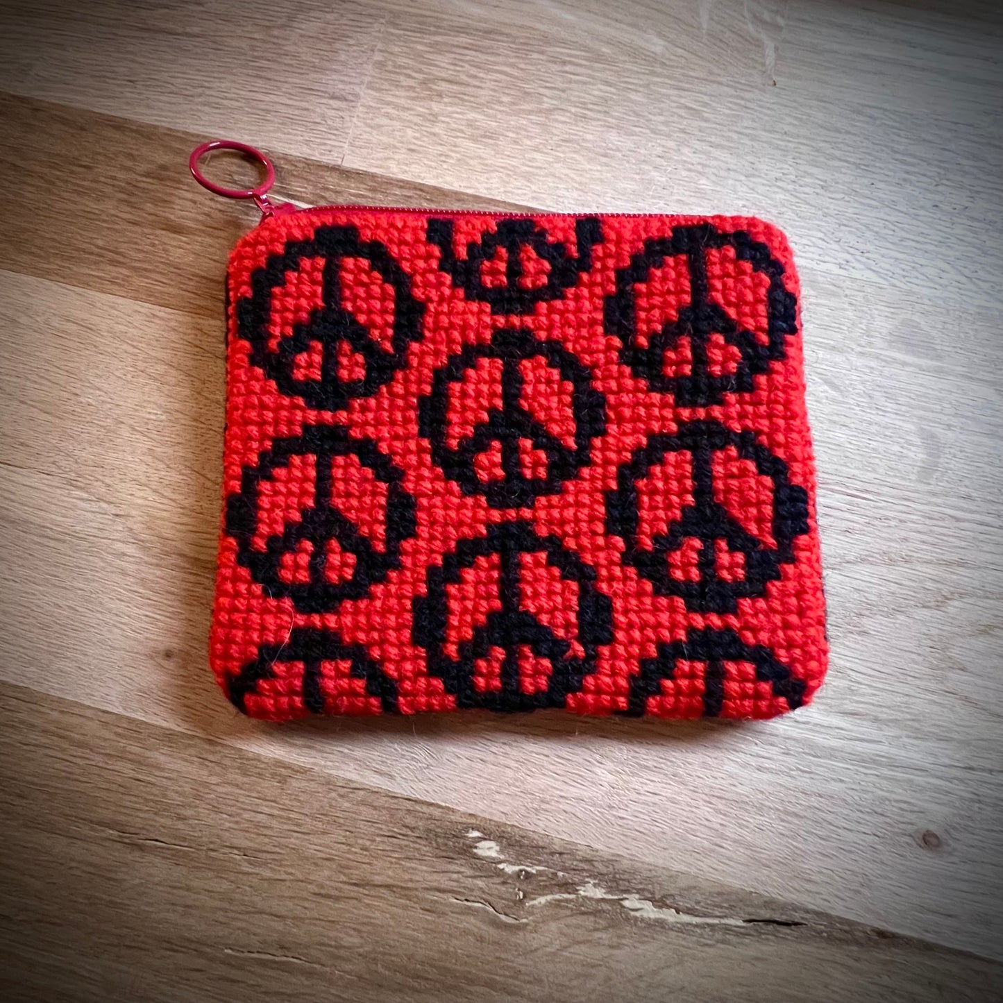 Handgjord unik börs, peace röd/svart