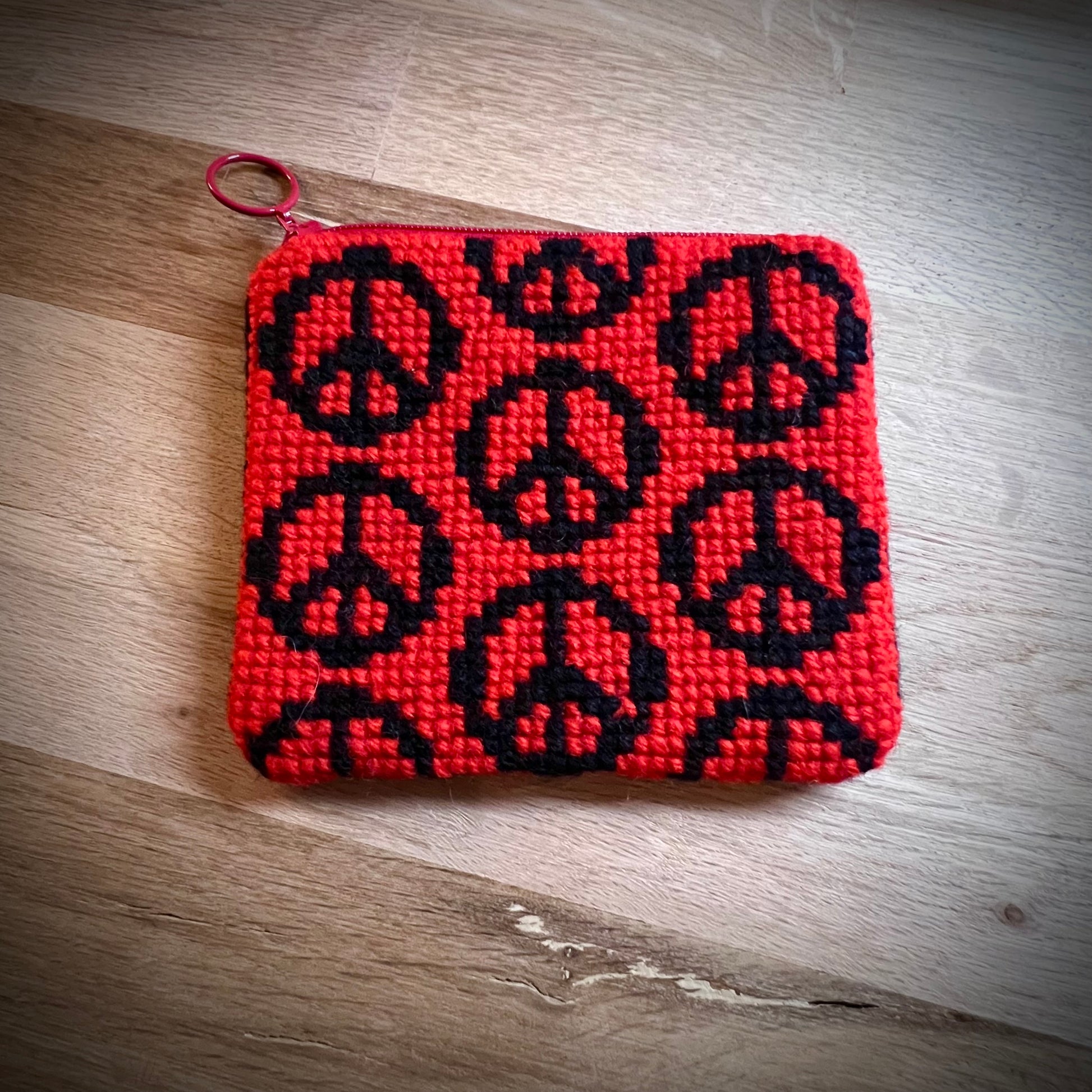 Handgjord unik börs, peace röd/svart