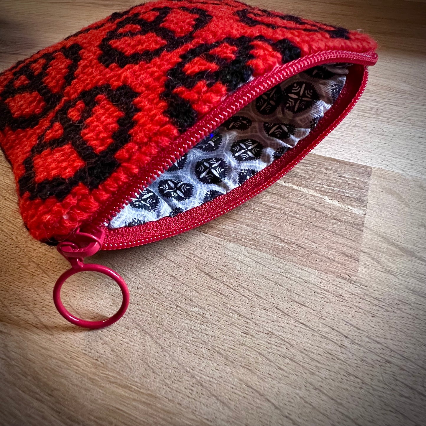 Handgjord unik börs, peace röd/svart