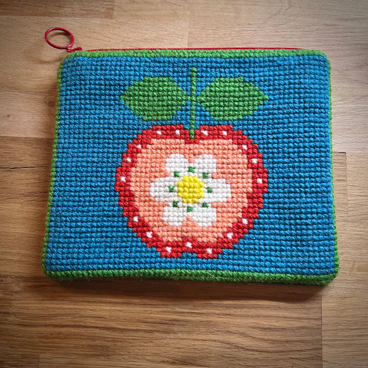 Handgjord unik börs, äpple & blomma i retrostil 17,5x15cm