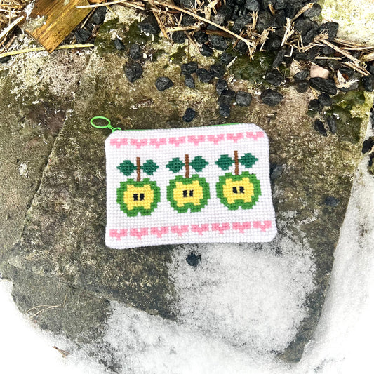 Handgjord unik börs ”äpplen päpplen” vit/grön/rosa 11x15cm