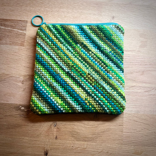 Handgjord unik börs, randig grön (spillgarn ull)