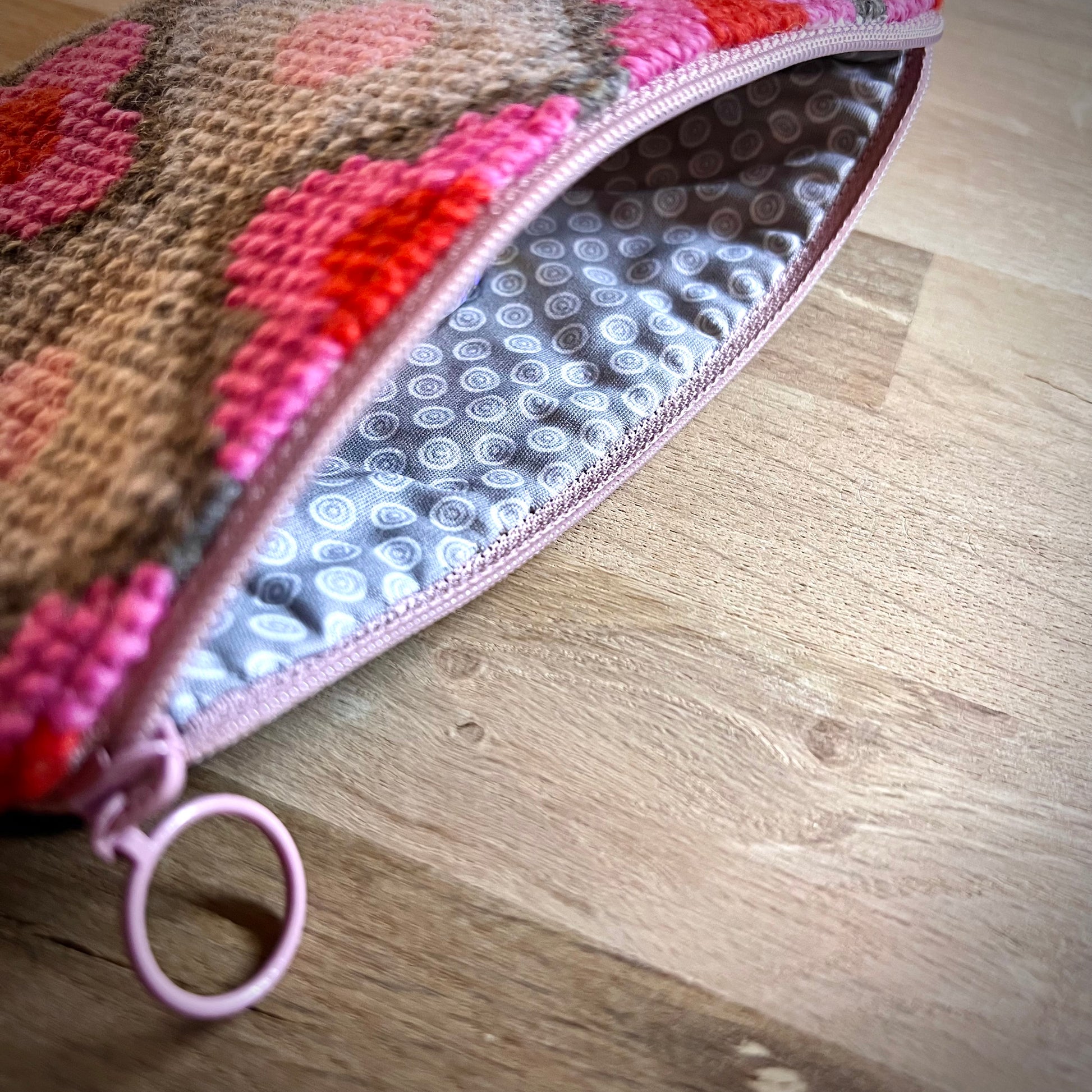 Handgjord unik börs, retromönstrad