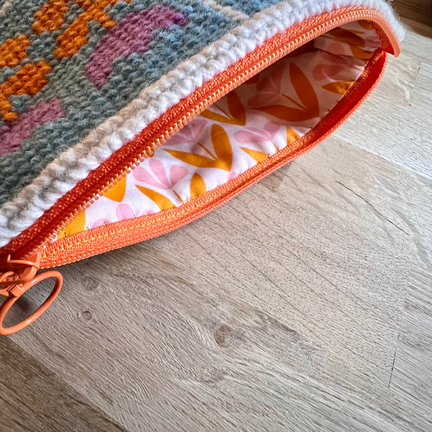 Handgjord unik börs, retrokakel, tulpaner lila/blå/orange