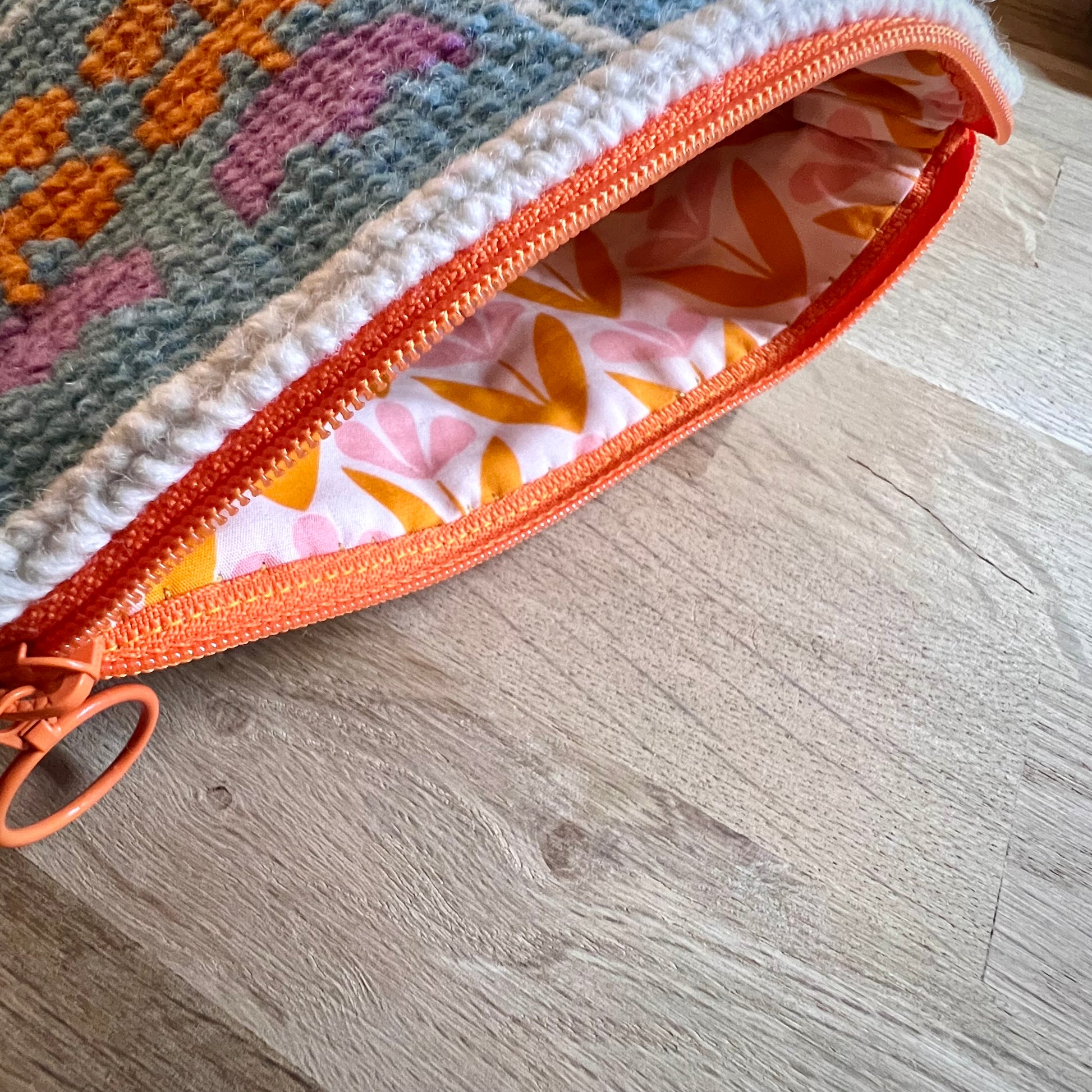 Handgjord unik börs, retrokakel, tulpaner lila/blå/orange