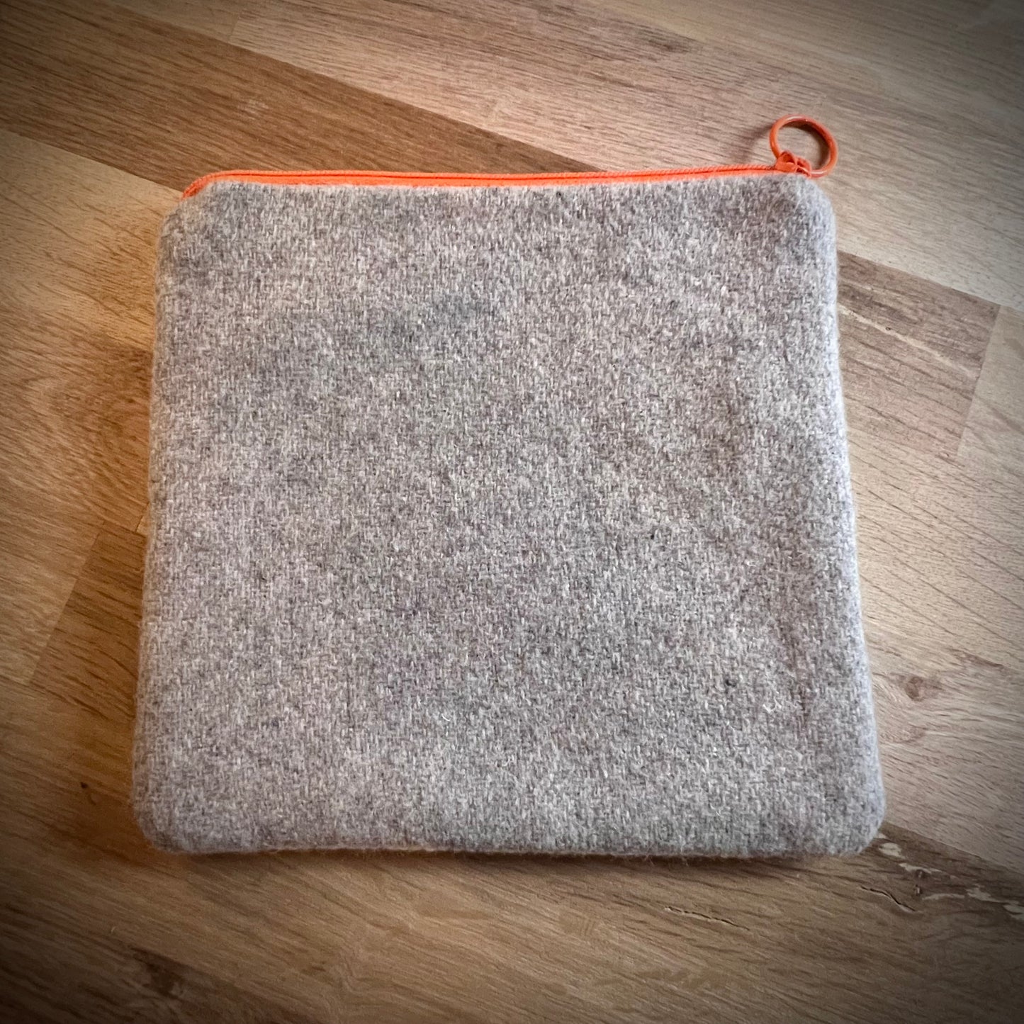 Handgjord unik börs, retrokakel, tulpaner lila/blå/orange