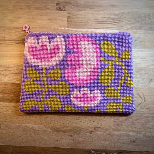 Handgjord unik börs, ”snirkliga tulpaner, stora” rosa/lila 25x18,5cm
