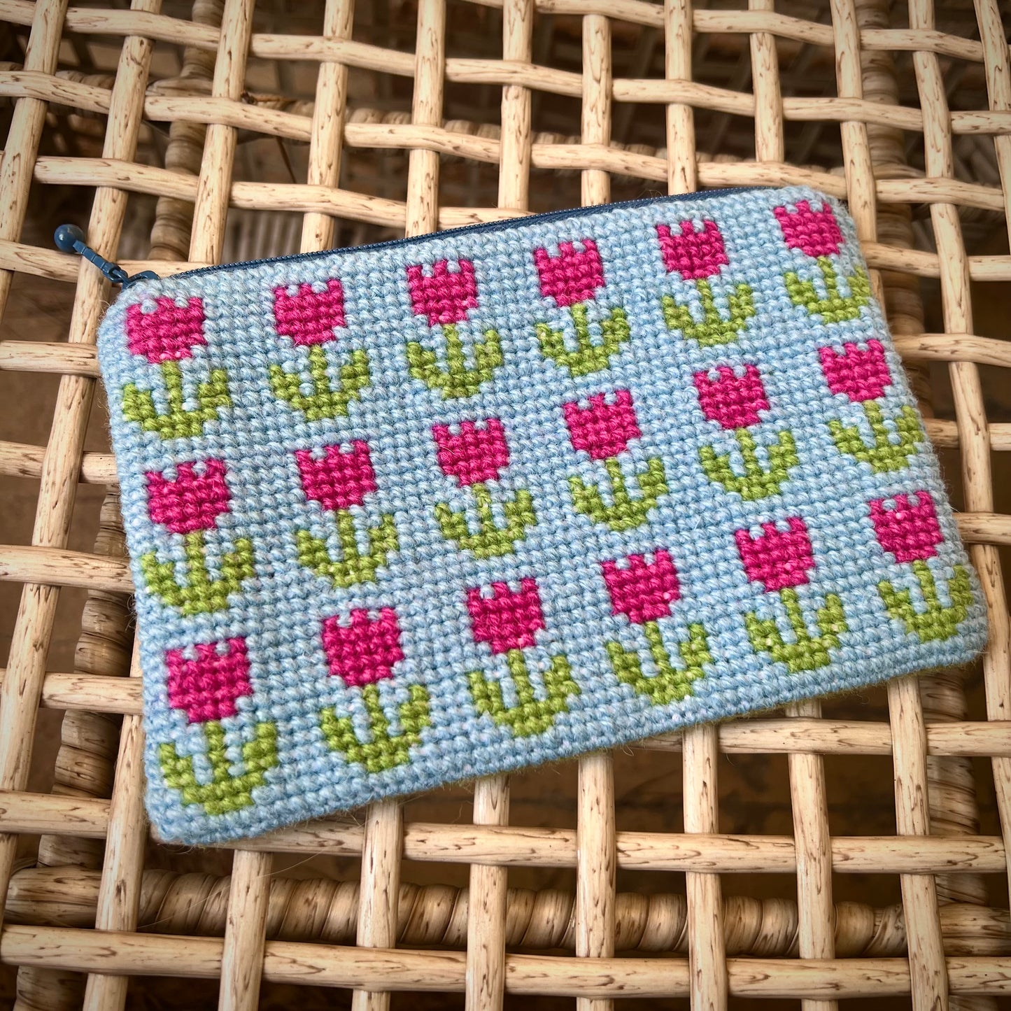 Handgjord unik börs, ”tulpanerna blommar” ljusblå/rosa/grön 19x12,5cm