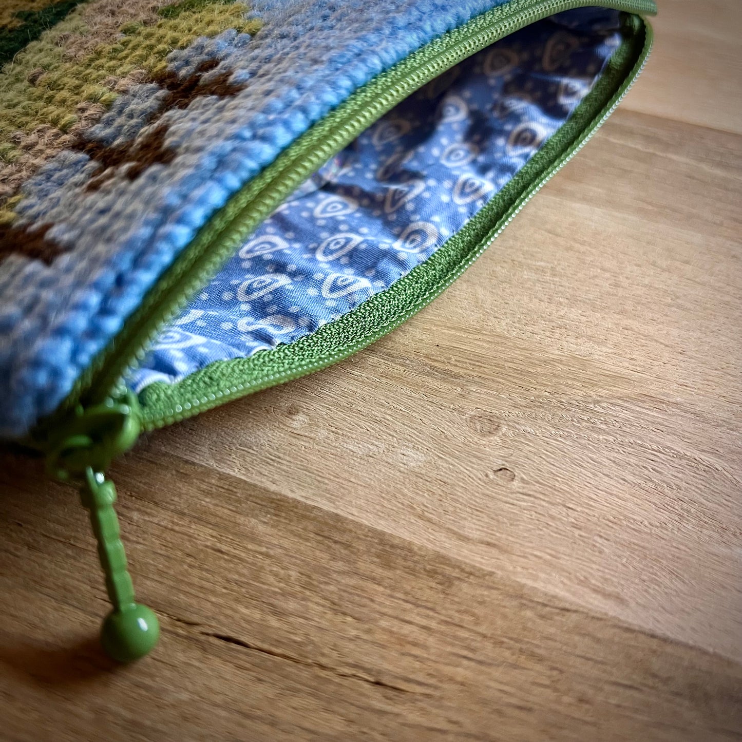 Handgjord unik börs, fjällhare på berget