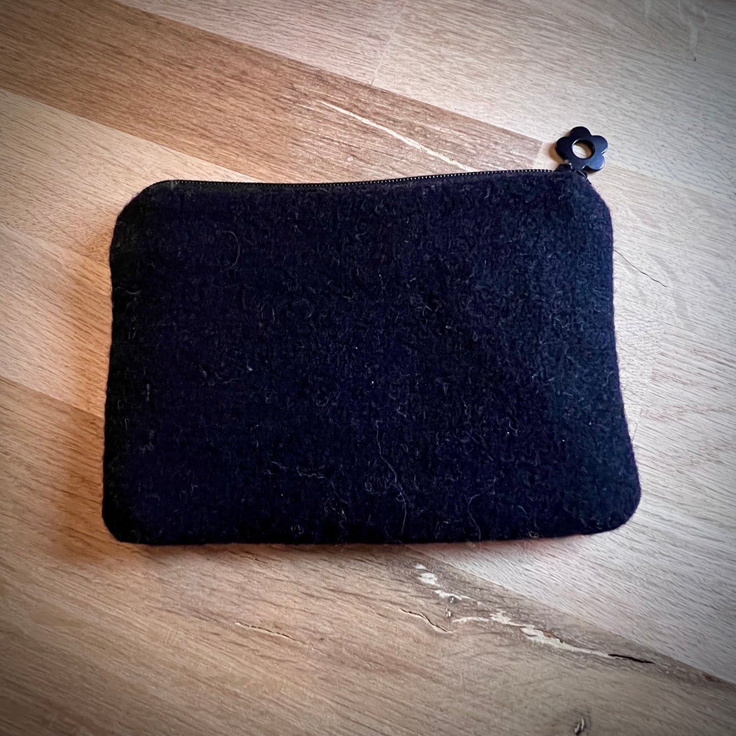 Handgjord unik börs, med text ”kaffe är alltid en bra idé” orange