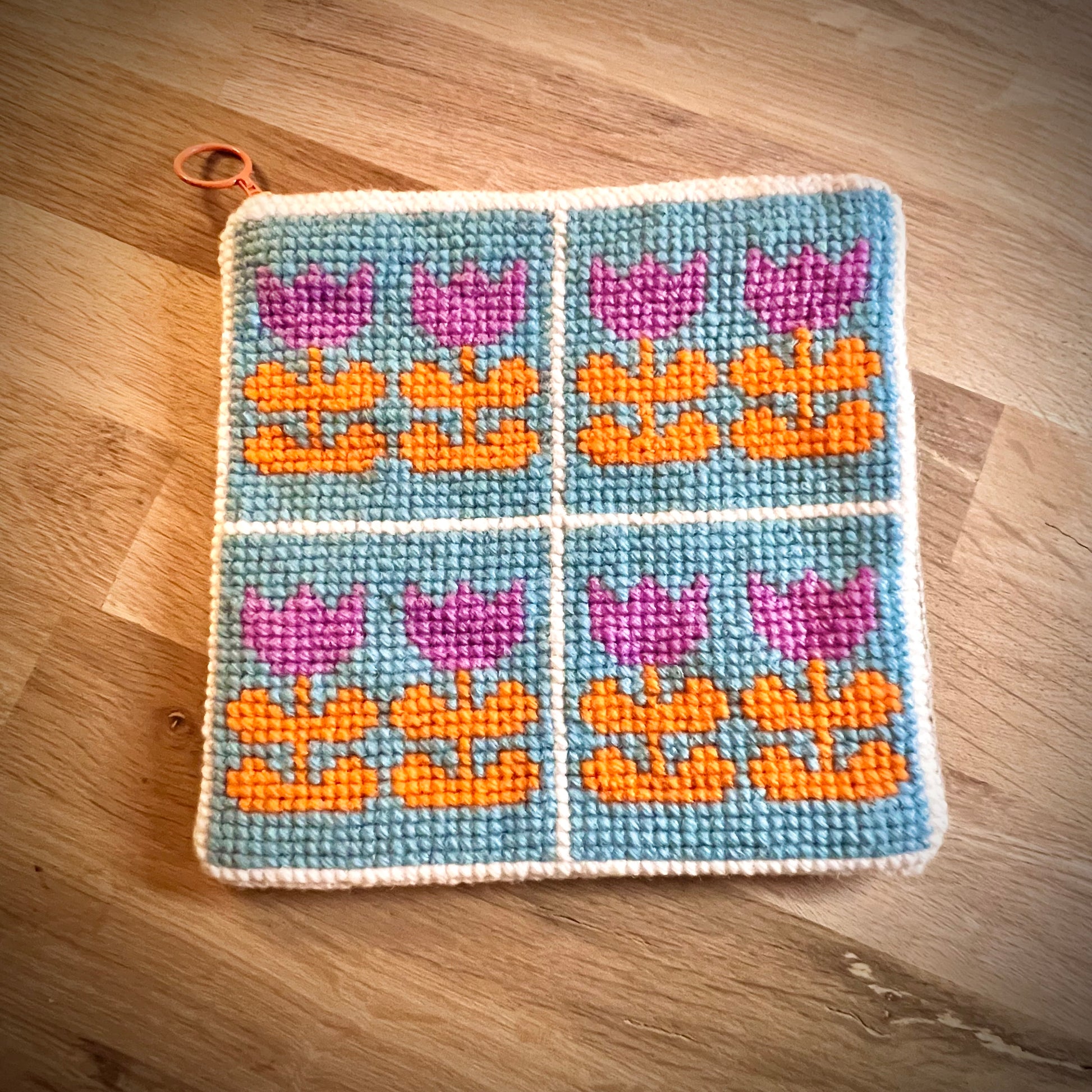 Handgjord unik börs, retrokakel, tulpaner lila/blå/orange