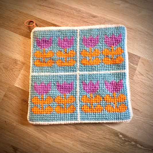 Handgjord unik börs, retrokakel, tulpaner lila/blå/orange