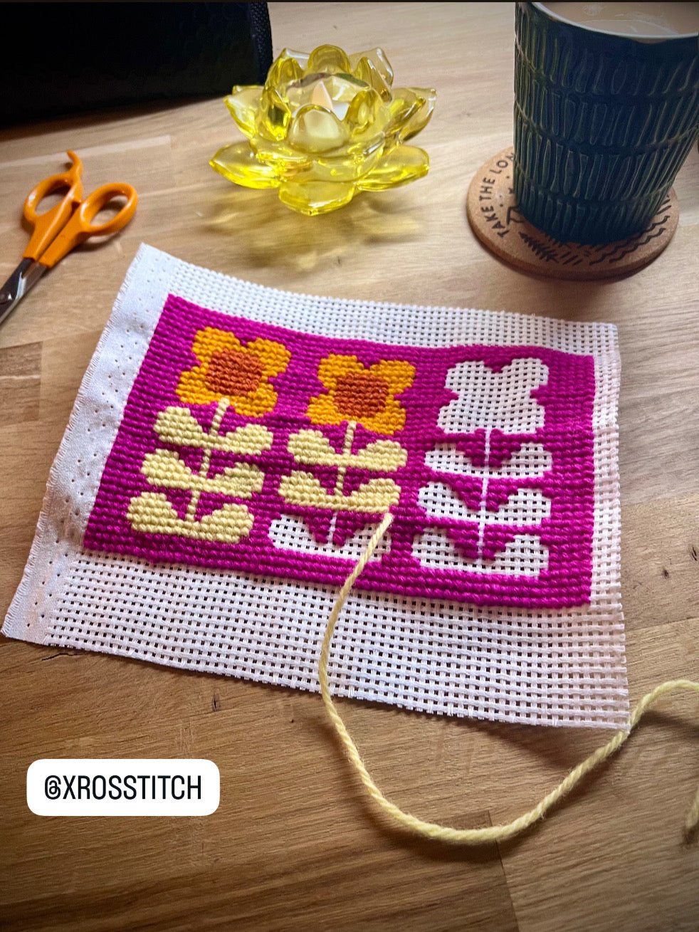 Broderikit med ullgarn ” 3 retroblommor ”