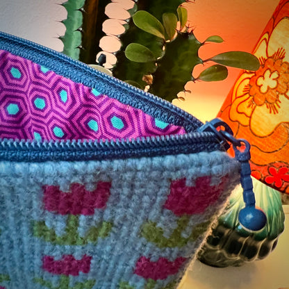 Handgjord unik börs, ”tulpanerna blommar” ljusblå/rosa/grön 19x12,5cm