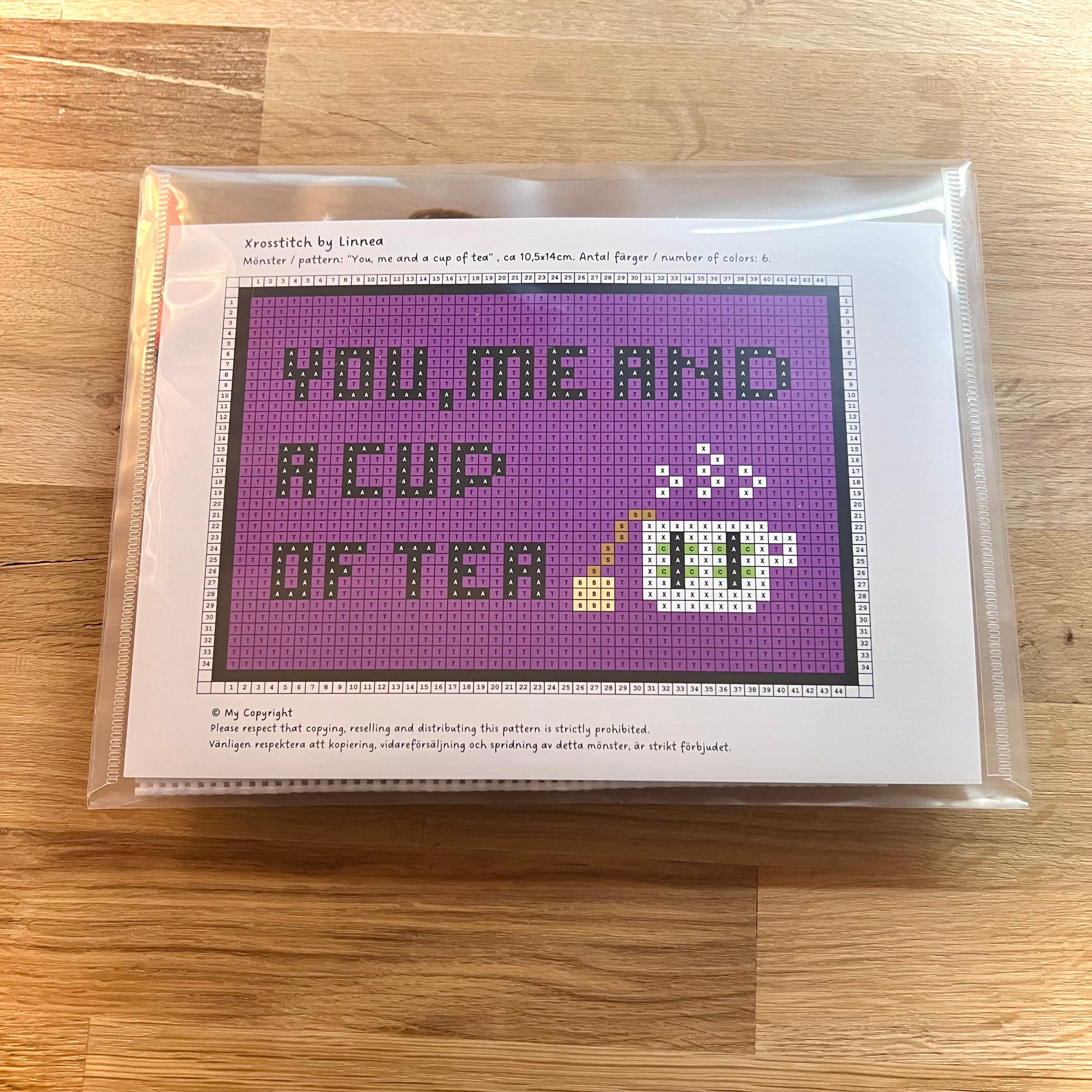 Broderikit med texten you me and a cup of Tea med ullgarn