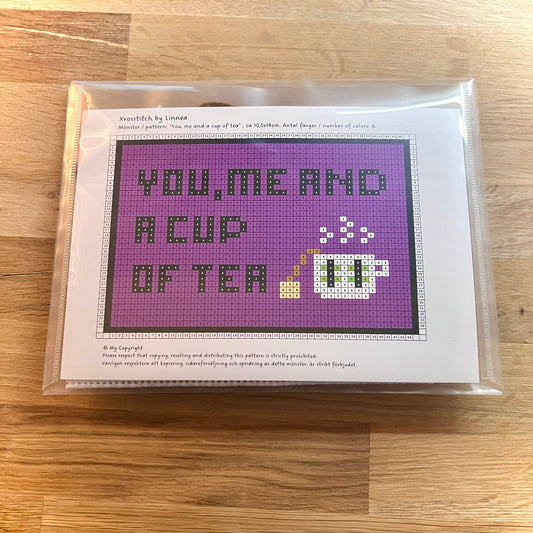 Broderikit med texten you me and a cup of Tea med ullgarn