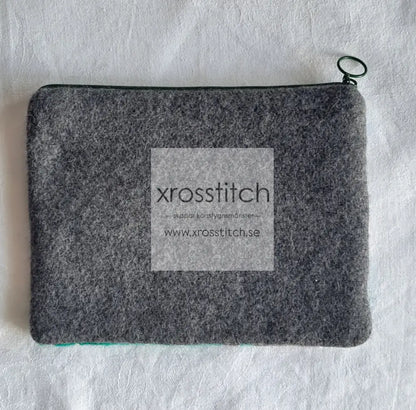 Handgjord unik börs älg vid vattenbrynet ljus