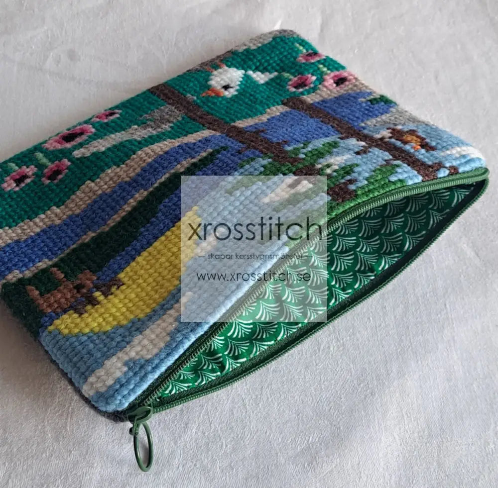 Handgjord unik börs älg vid vattenbrynet ljus