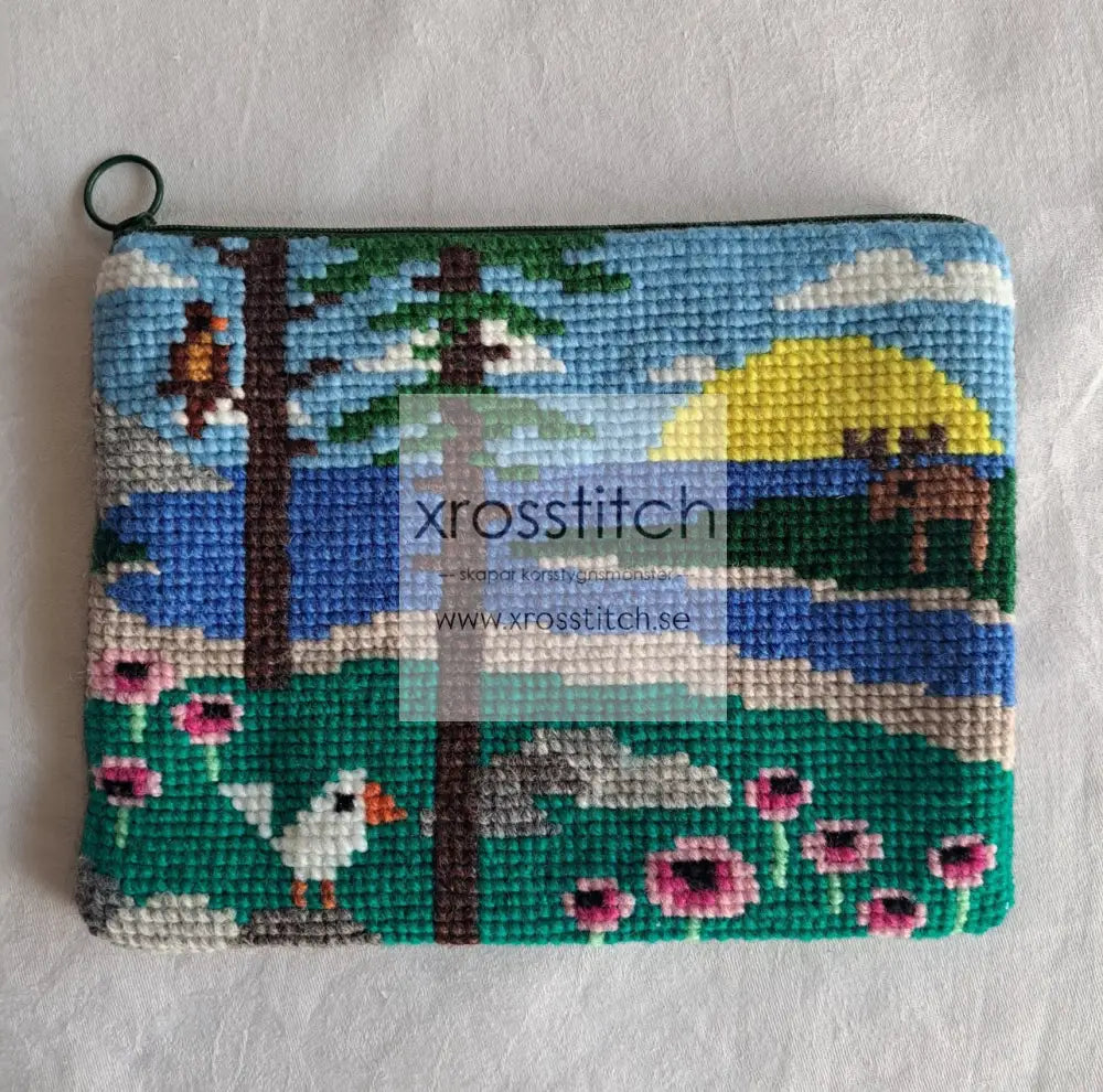 Handgjord unik börs älg vid vattenbrynet ljus