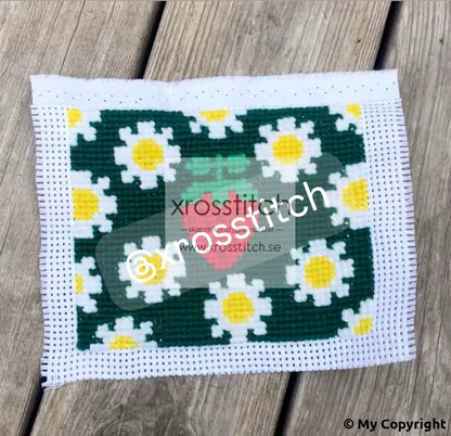 Unikt egendesignat Korsstygnsmönster brodera med korsstygn och gör ditt eget broderi brodera med ullgarn detta motiv är en jordgubbe med vita blommor i bakgrunden och grön bakgrund på det man kan välja egna färger att brodera med 