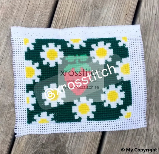 Unikt egendesignat Korsstygnsmönster brodera med korsstygn och gör ditt eget broderi brodera med ullgarn detta motiv är en jordgubbe med vita blommor i bakgrunden och grön bakgrund på det man kan välja egna färger att brodera med 