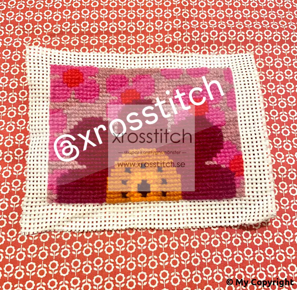 Egendesignat korsstygn mönster broderi stor blomma i retrostil med små blommor svensk design 