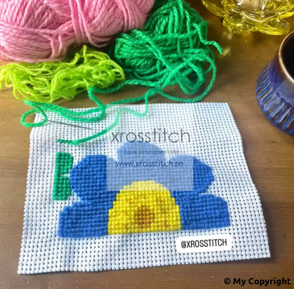 Egendesignat korsstygn mönster broderi stor blomma i retrostil med små blommor svensk design 