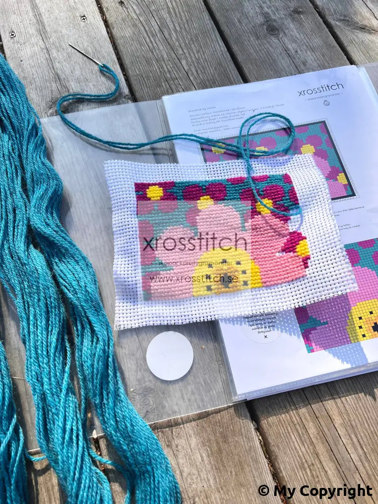 Egendesignat korsstygn mönster broderi stor blomma i retrostil med små blommor svensk design 